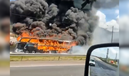 Vídeo: ônibus com mais de 30 passageiros pega fogo na BR-101, em SC