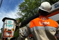 Bairros do Rio ficam mais de 48 horas sem energia; Procon notifica Light