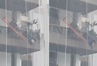 RJ: Operário fica pendurado após queda de andaime na Barra da Tijuca