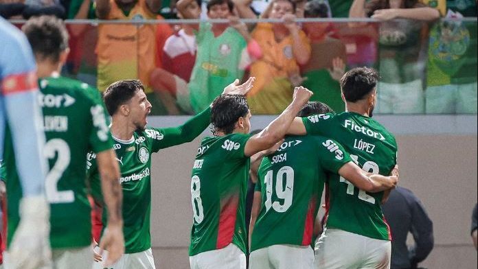 Jogadores do Palmeiras celebram a vitória sobre o São Paulo na Arena Barueri