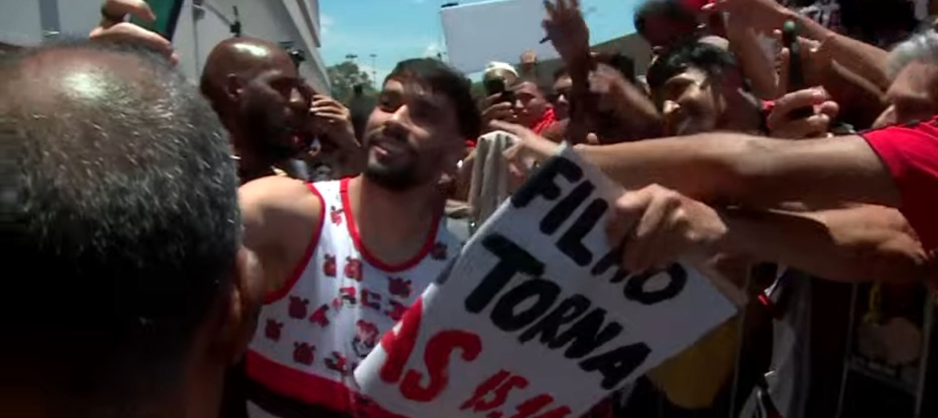 Lucas Paquetá desembarca no Rio e é recepcionado pela torcida do Flamengo