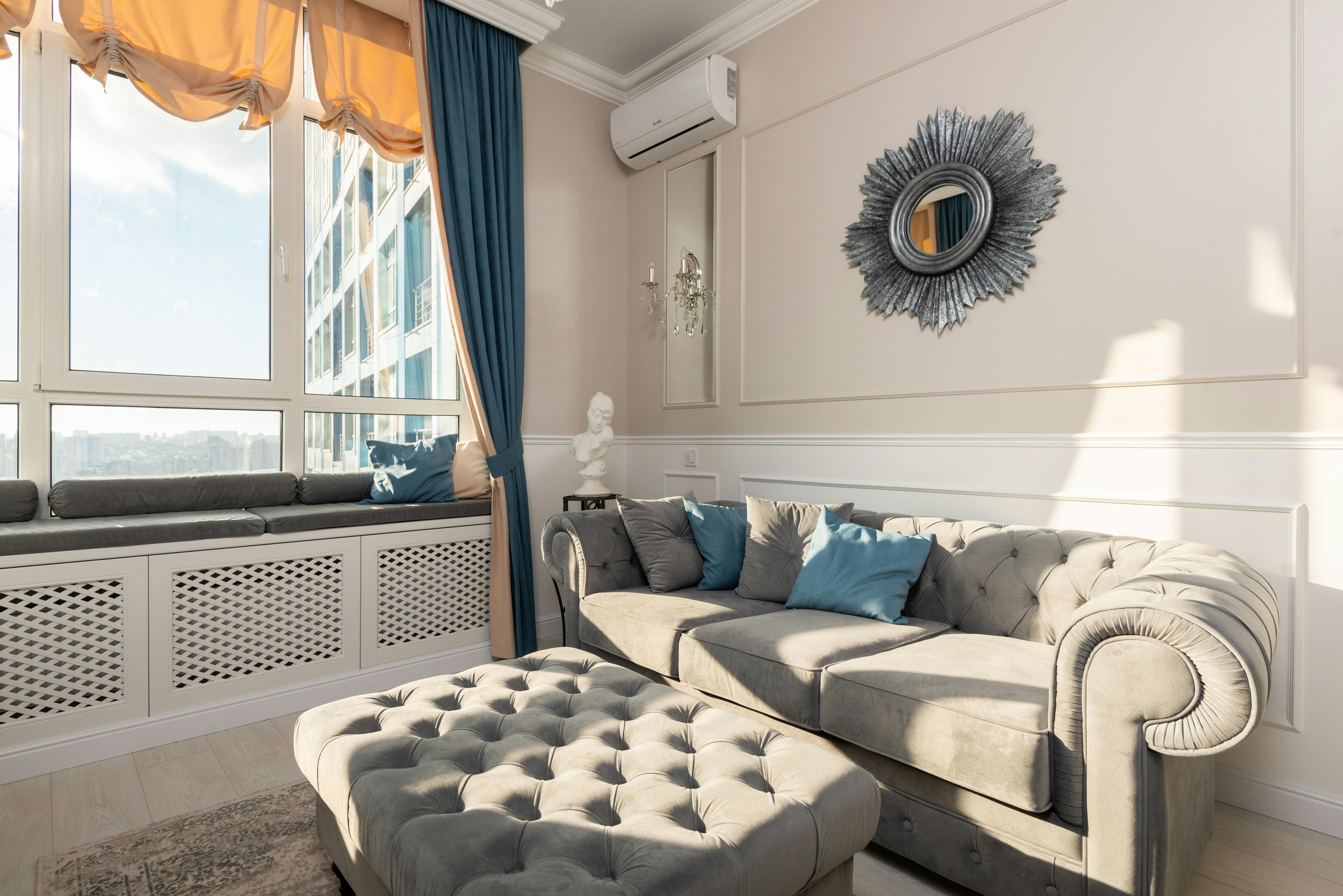 A parede atrás do sofá pode se transformar no ponto focal da sala com escolhas de cor, proporção e iluminação que valorizam o ambiente e refletem a personalidade dos moradores.