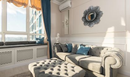 A parede atrás do sofá pode se transformar no ponto focal da sala com escolhas de cor, proporção e iluminação que valorizam o ambiente e refletem a personalidade dos moradores.