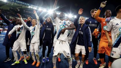 Jogadores do Paris FC comemoram vitória histórica sobre o PSG na Copa da França