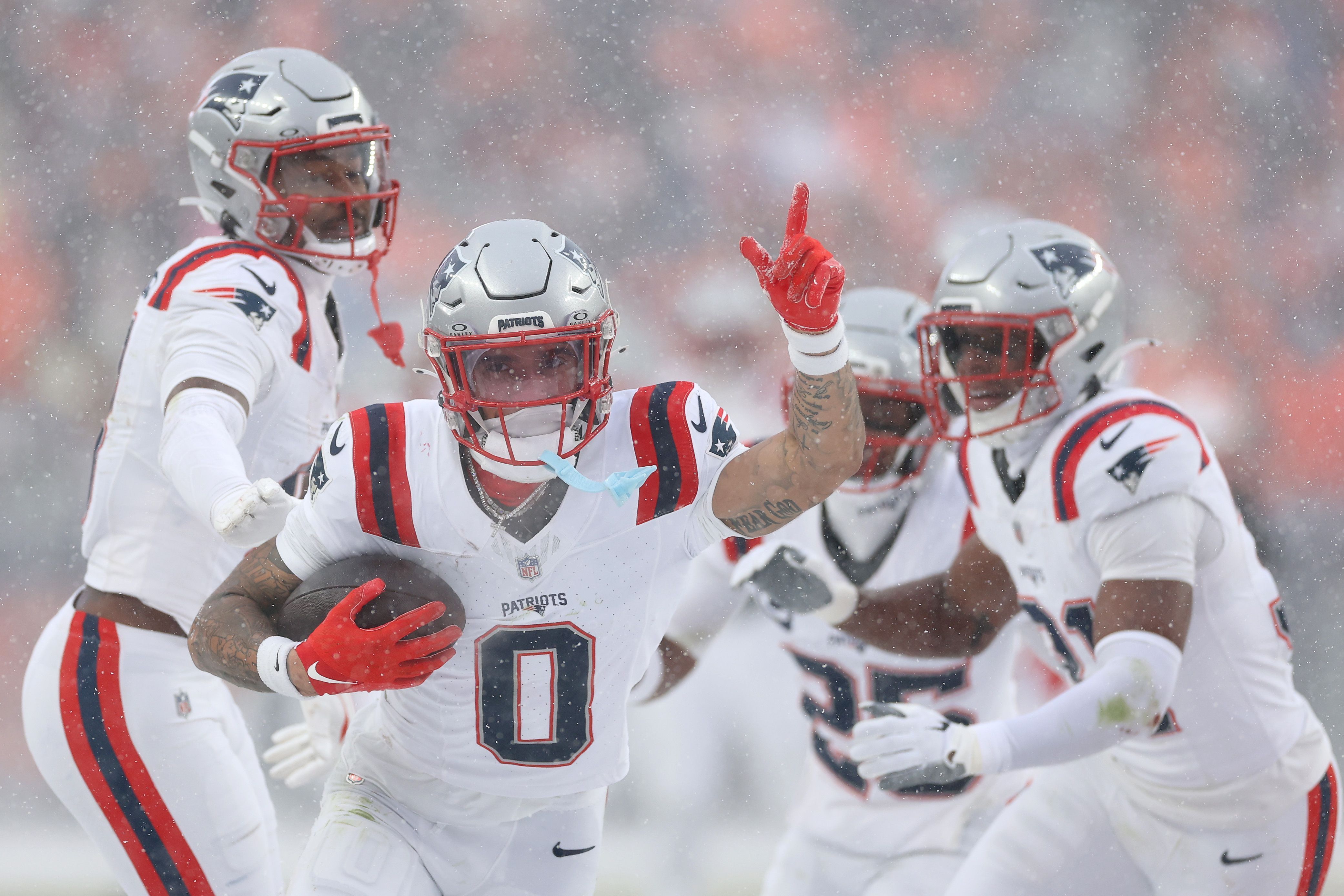 Christian Gonzalez, do News England Patriots, celebra interceptação no duelo contra o Denver Broncos
