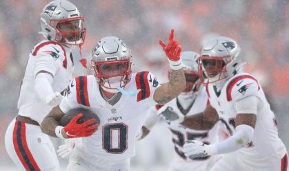 Christian Gonzalez, do News England Patriots, celebra interceptação no duelo contra o Denver Broncos