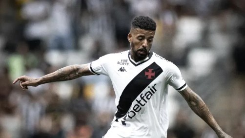 Paulinho Paula em ação pelo Vasco na temporada 2025 contra o Atlético-MG