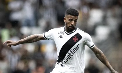 Paulinho Paula em ação pelo Vasco na temporada 2025 contra o Atlético-MG