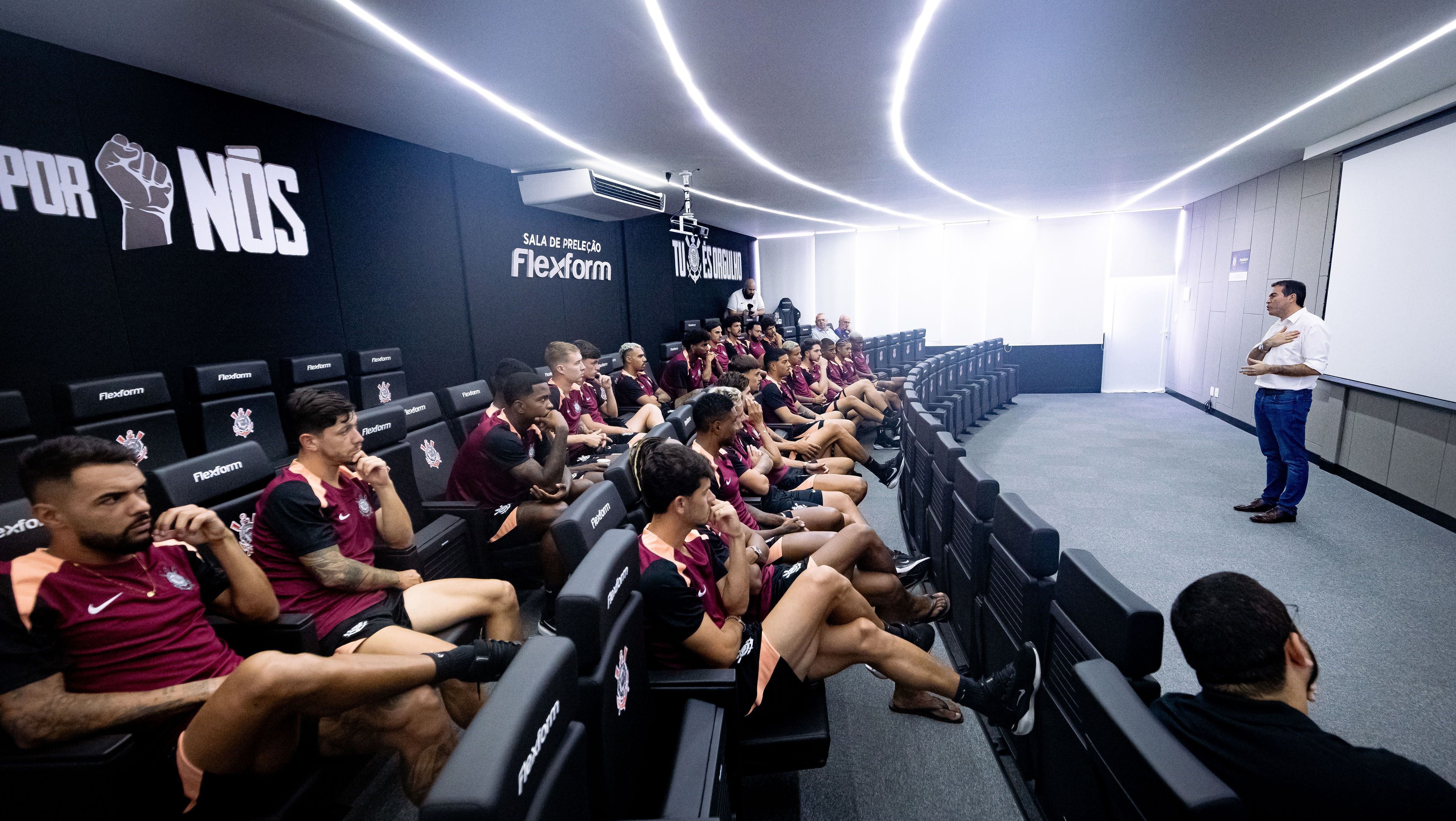 Marcelo Paz em conversa com elenco do Corinthians