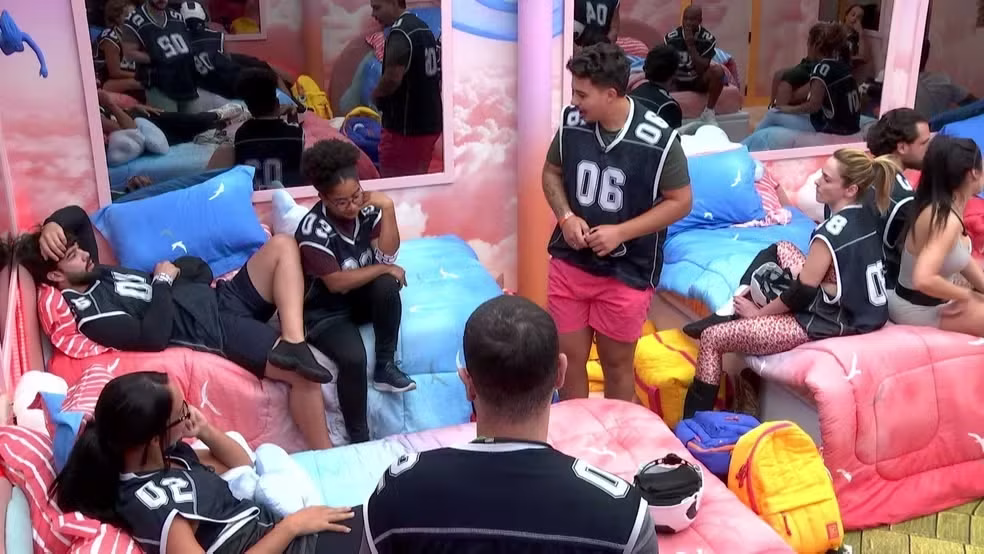 BBB 26: Pedro finge passar mal e provoca discussão generalizada na casa