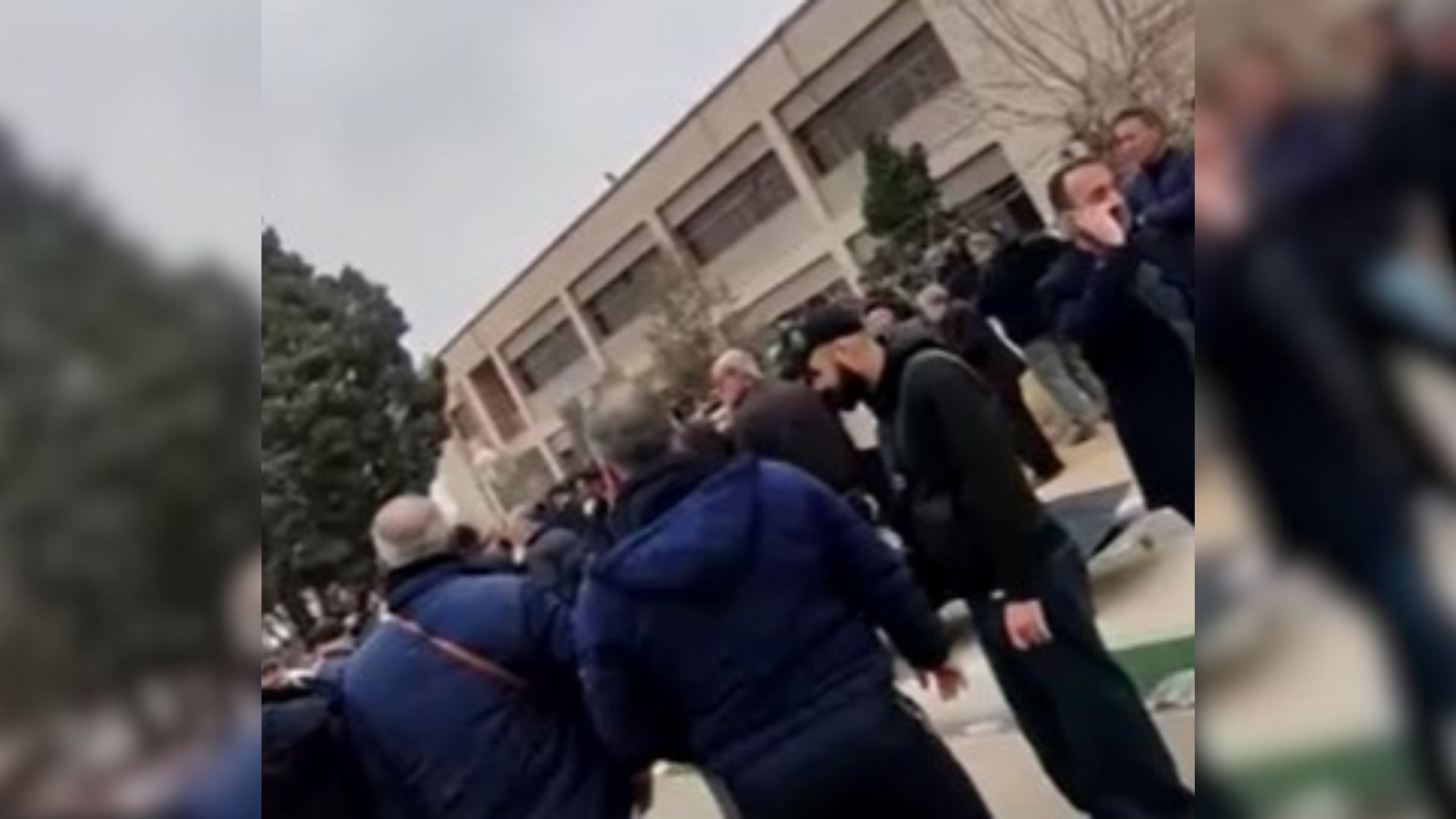 Pessoas e familiares reunidos em frente ao Centro Médico Legal de Kahrizak, em Teerã • SOCIAL MEDIA VIA REUTERS