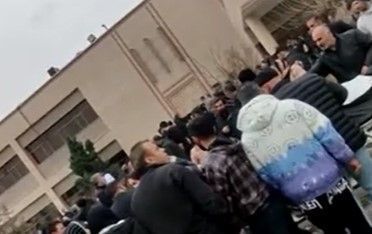 Dezenas de pessoas em frente ao Centro Médico Forense de Kahrizak, em Teerã, para identificar os corpos dos mortos nos protestos no Irã