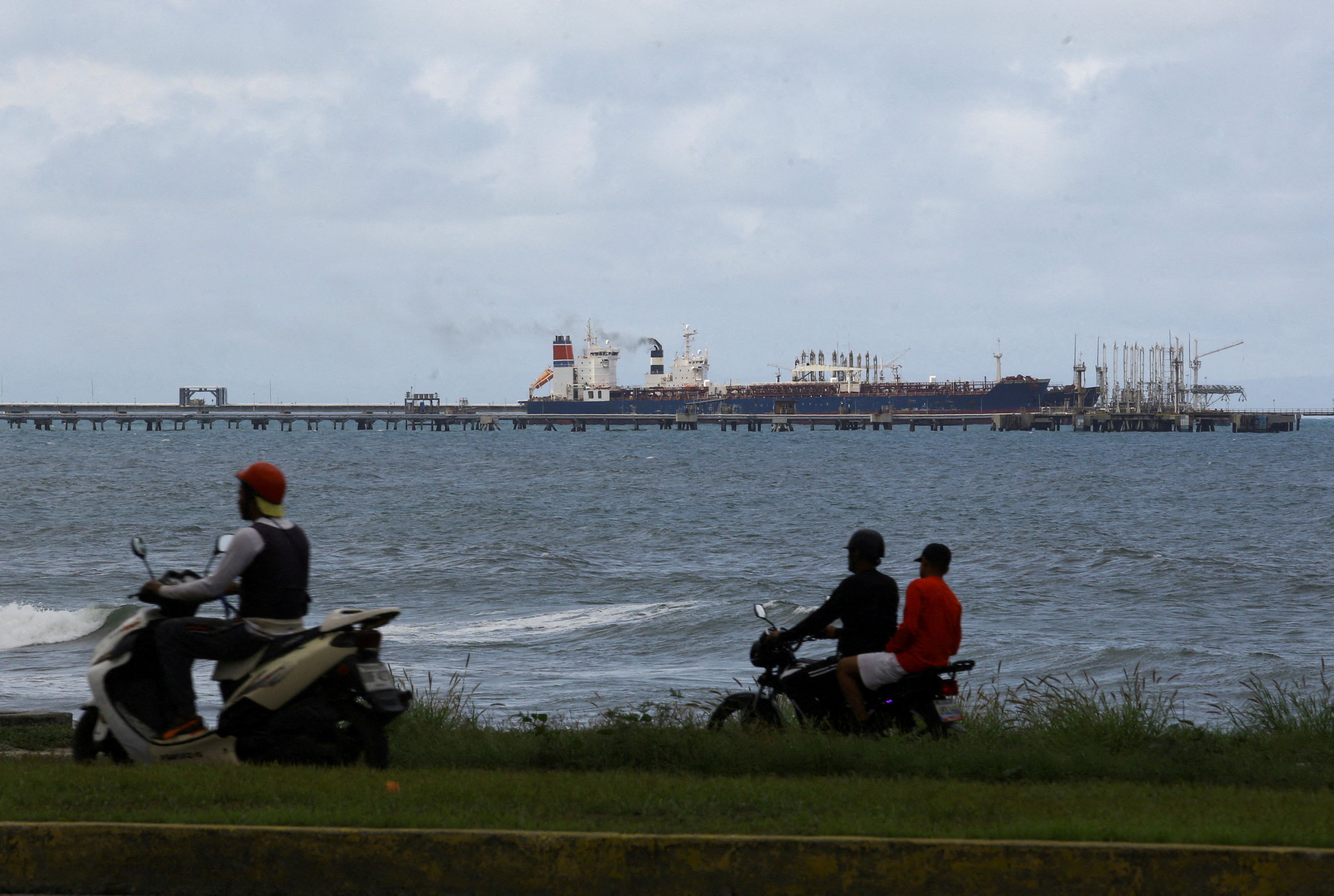 Petroleiro MT Bandra parcialmente visto ao lado de outra embarcação no terminal de El Palito, próximo a Puerto Cabello, Venezuela.