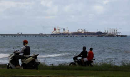Petróleo sobe 1% em negociações instáveis em meio à crise na Venezuela