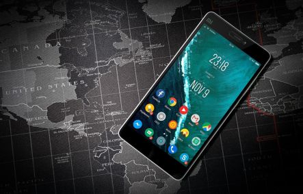 smartphone-xiaomi-mi-com-tela-inicial-android-sobre-mapa-mundi-representando-tecnologia-mobilidade-e-conectividade-global