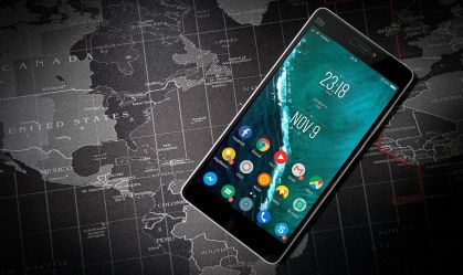 smartphone-xiaomi-mi-com-tela-inicial-android-sobre-mapa-mundi-representando-tecnologia-mobilidade-e-conectividade-global