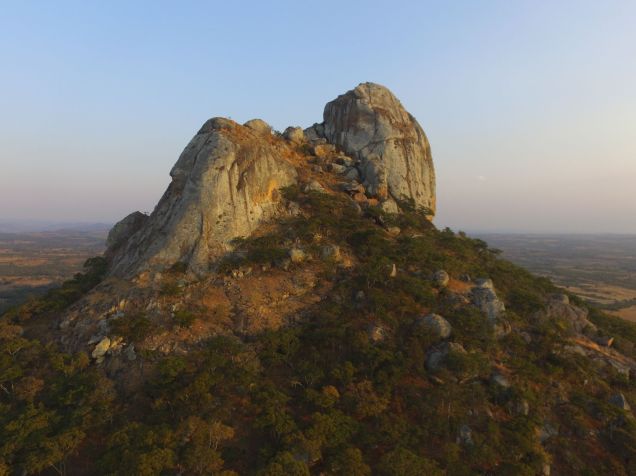 O Monte Hora ergue-se acima das planícies do norte do Malawi • Jacob Davis via CNN Newsource