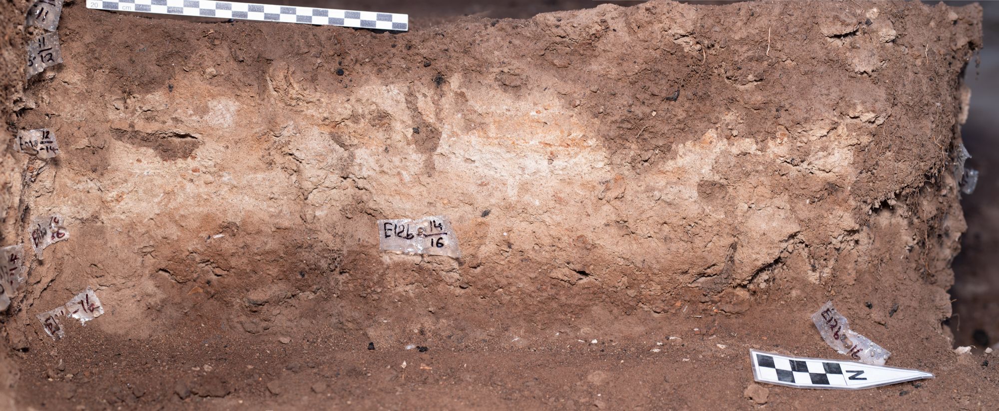 O monte de cinzas escuro e espesso se destaca das outras camadas encontradas no sítio Hora 1 • Jessica Thompson via CNN Newsource