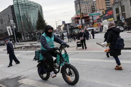 Entregador na cidade de Nova York