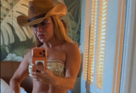 Poliana Rocha exibe shape durante viagem com Leonardo