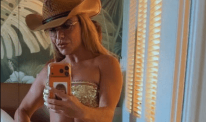 Poliana Rocha exibe shape durante viagem com Leonardo