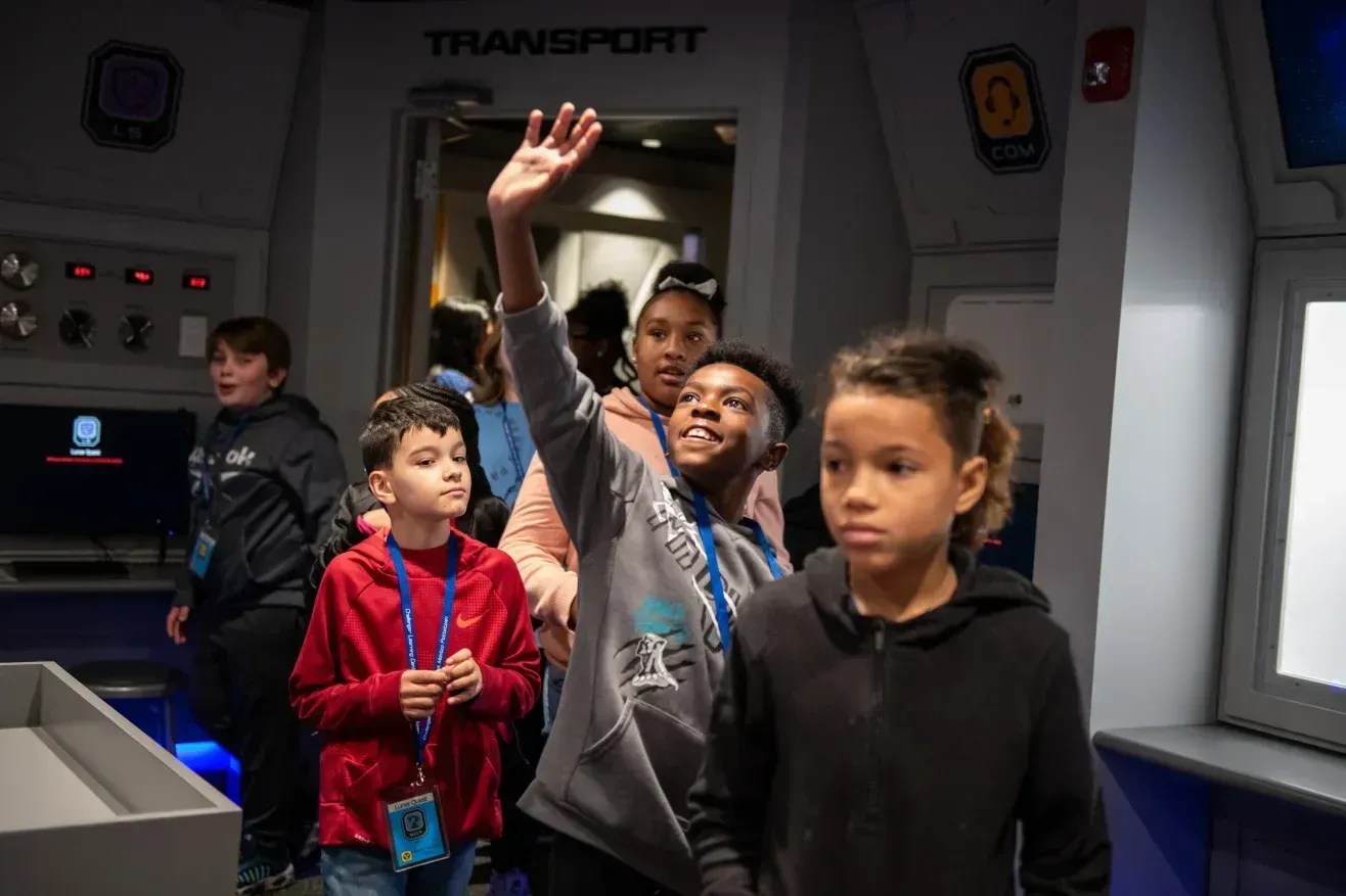 Alunos exploram uma sala de simulação no Challenger Learning Center em Pottstown, Pensilvânia • Centro Challenger