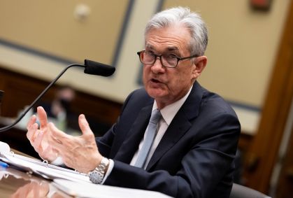 Powell defende autonomia e cita trajetória de ex-Fed Paul Volcker