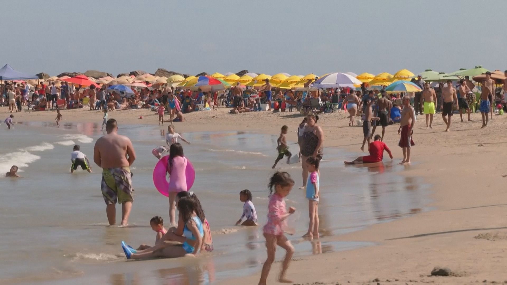 Venezuelanos lotam as praias apesar das tensões, buscando paz e mudanças uma semana após ataque dos EUA