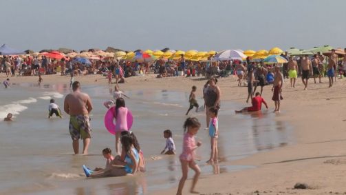 Venezuelanos lotam as praias apesar das tensões, buscando paz e mudanças uma semana após ataque dos EUA