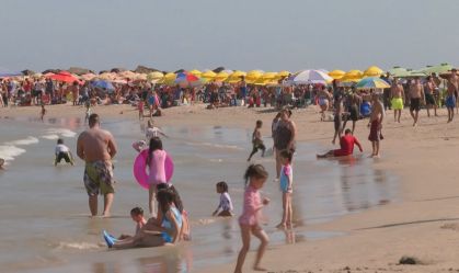 Venezuelanos lotam as praias apesar das tensões, buscando paz e mudanças uma semana após ataque dos EUA