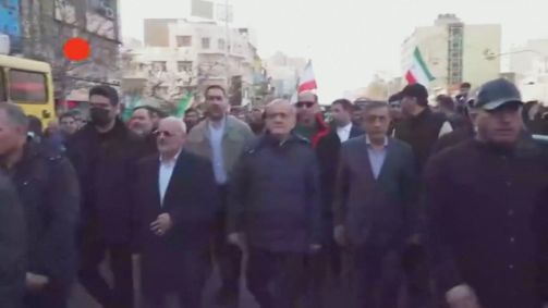Presidente do Irã Masoud Pezeshkian em manifestação pró-governo no país