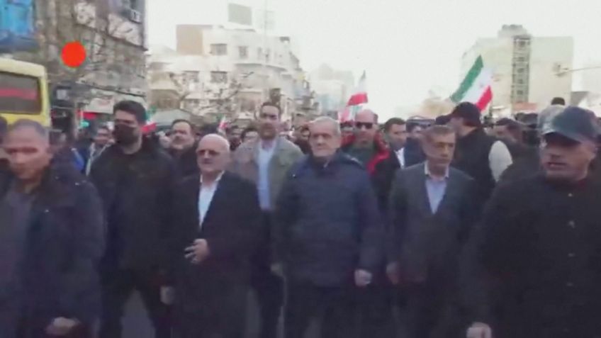 Presidente do Irã Masoud Pezeshkian em manifestação pró-governo no país • IRIB VIA REUTERS