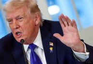 Trump anuncia tarifas de 25% para países que negociarem com Irã