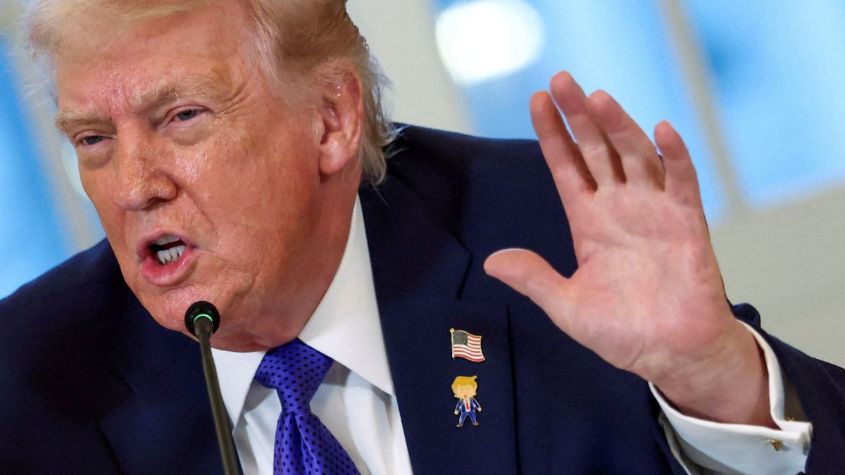 Trump anuncia tarifas de 25% a países que negociarem com Irã