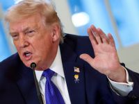 Trump anuncia tarifas de 25% para países que negociarem com Irã