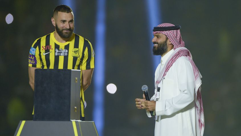 Anmar Al-Haili, presidente do Ittihad, na apresentação de Karim Benzema • Foto: Khalid Alhaj/MB Media/Getty Images
