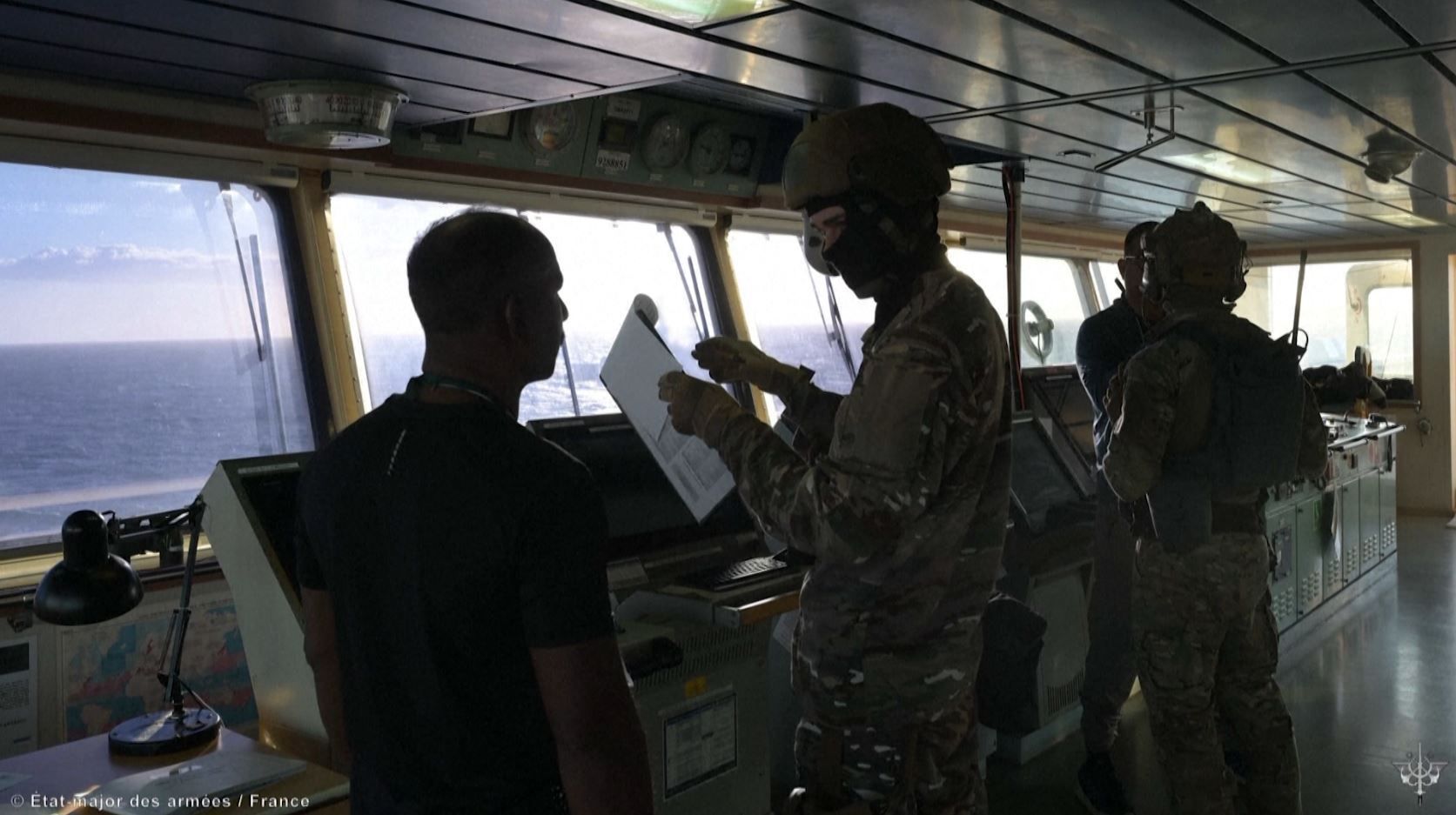 Militares da França inspecionam o navio GRINCH, suspeito de integrar a frota fantasma da Rússia