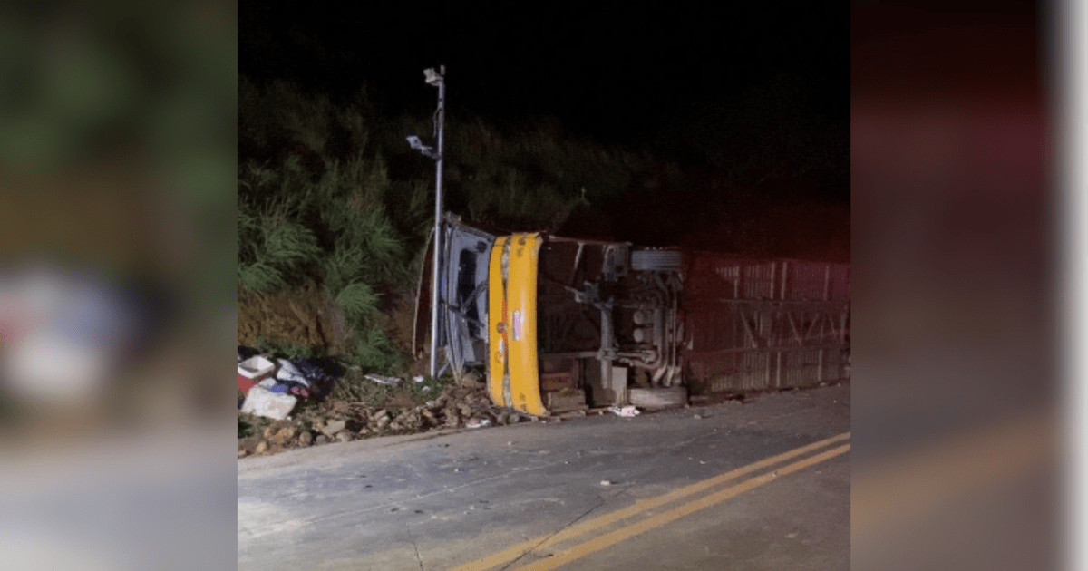 Acidente com ônibus de turismo deixa cinco mortos em MG