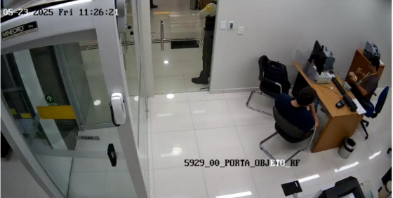 Uma investiga&ccedil;&atilde;o da PF (Pol&iacute;cia Federal) identificou imagens que mostram um motorista utilizando o carro do prefeito de Macap&aacute; (AP), Dr. Furlan (MDB), indo a ag&ecirc;ncias banc&aacute;rias para sacar valores em esp&eacute;cie