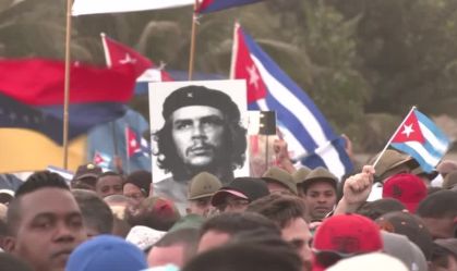 Milhares de cubanos protestam em frente à embaixada dos Estados Unidos em Havana