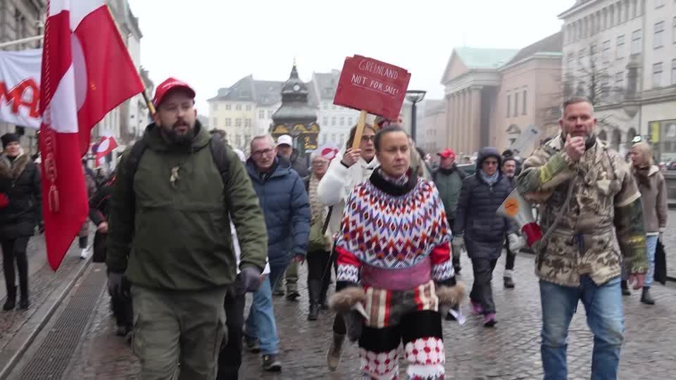 Manifestantes marcham por Copenhague, na Dinamarca, em solidariedade à Groenlândia.