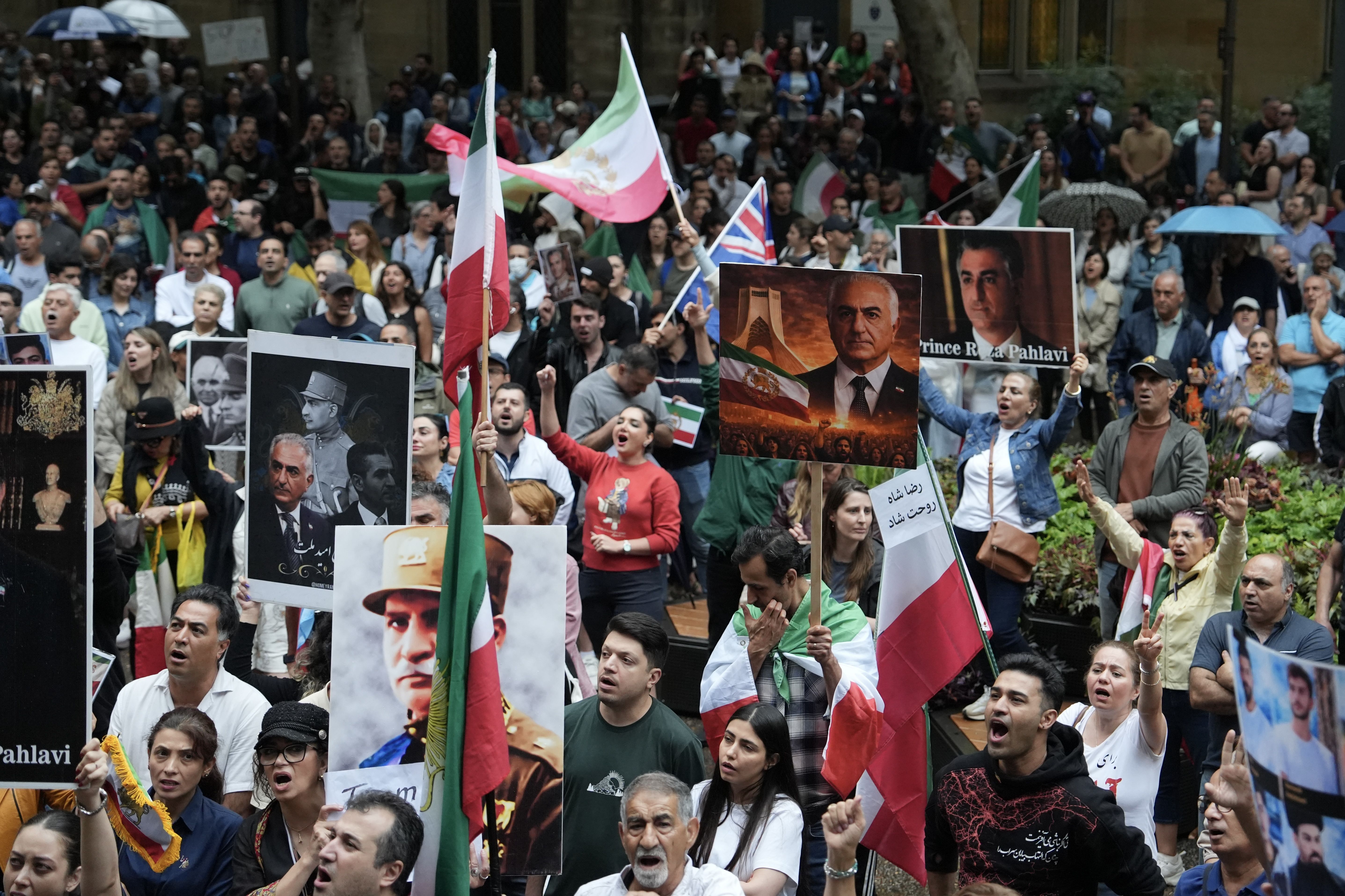 Centenas de pessoas participam de um protesto contra o governo iraniano e pedem a mudança de regime, enquanto o príncipe herdeiro do Irã, Reza Pahlavi, convoca um protesto mundial contra o regime iraniano em Sydney, Austrália, em 11 de janeiro de 2026