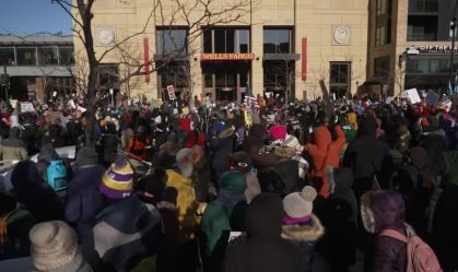 Milhares enfrentam o frio para protestar contra o ICE em Minneapolis