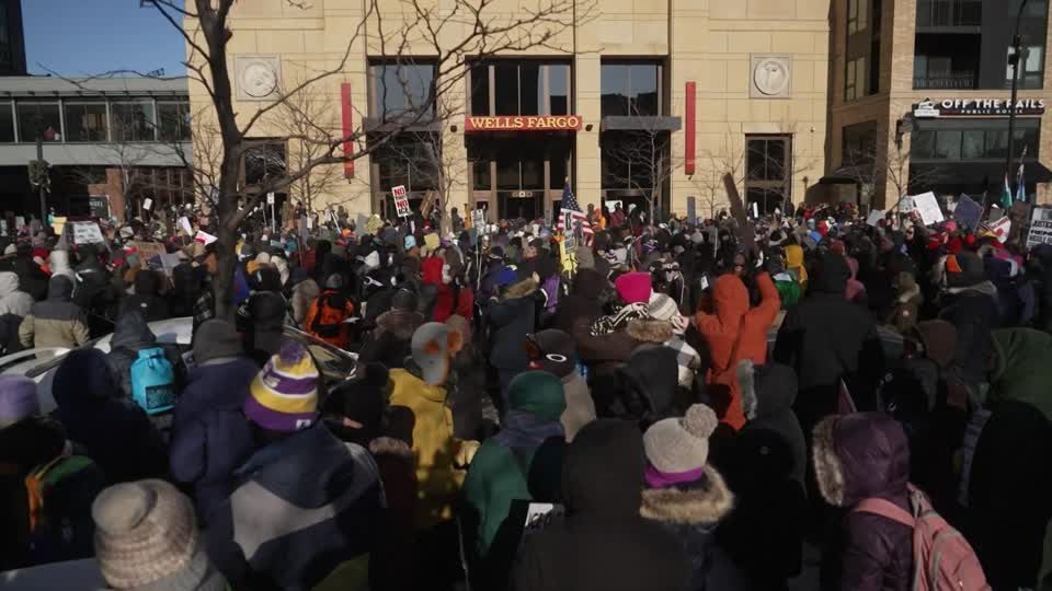 Manifestantes protestam em Minneapolis contra ações do ICE nos Estados Unidos