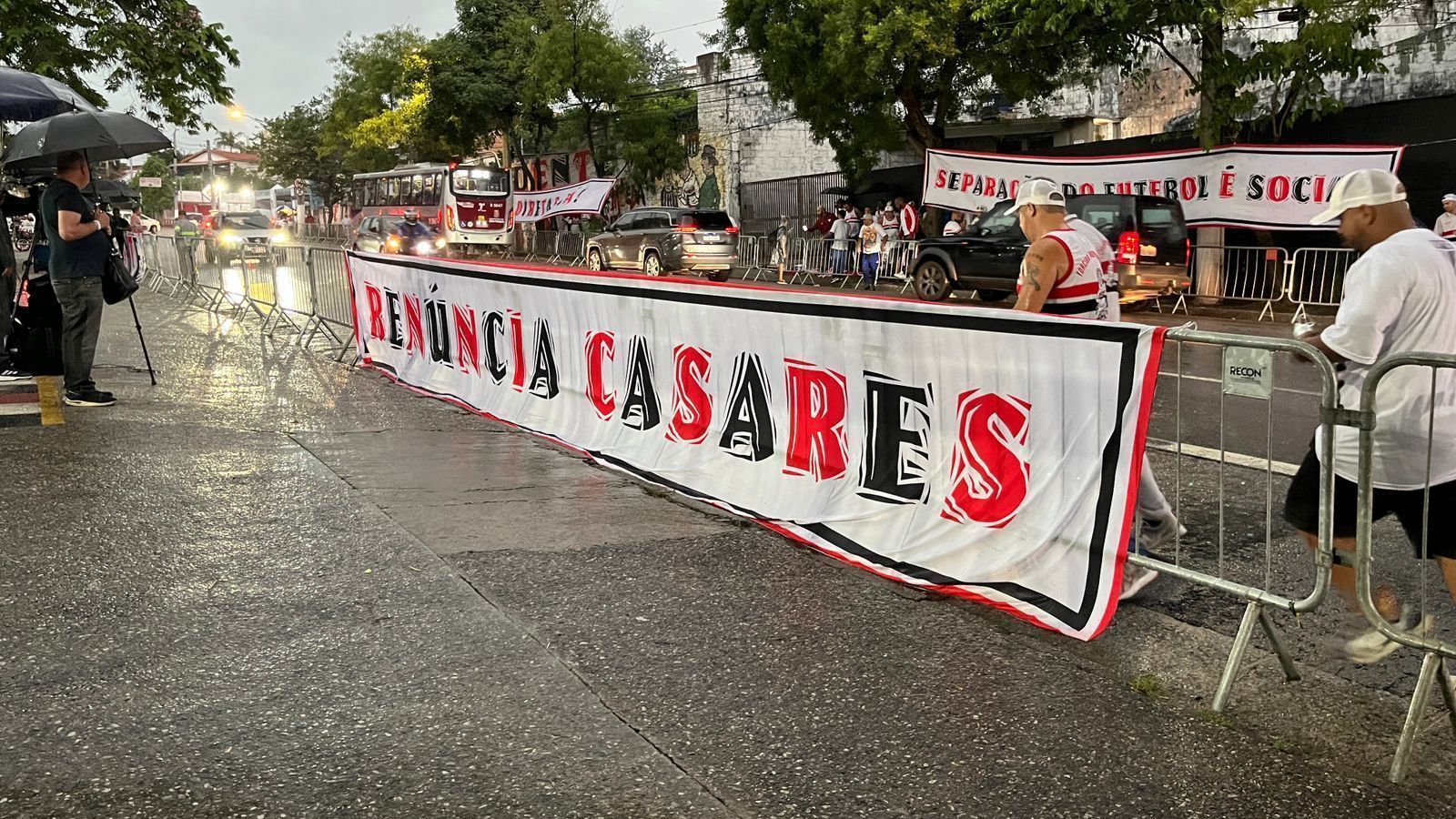 Protesto no Morumbis pede a renúncia de Julio Casares, presidente do São Paulo, antes da votação do impeachment