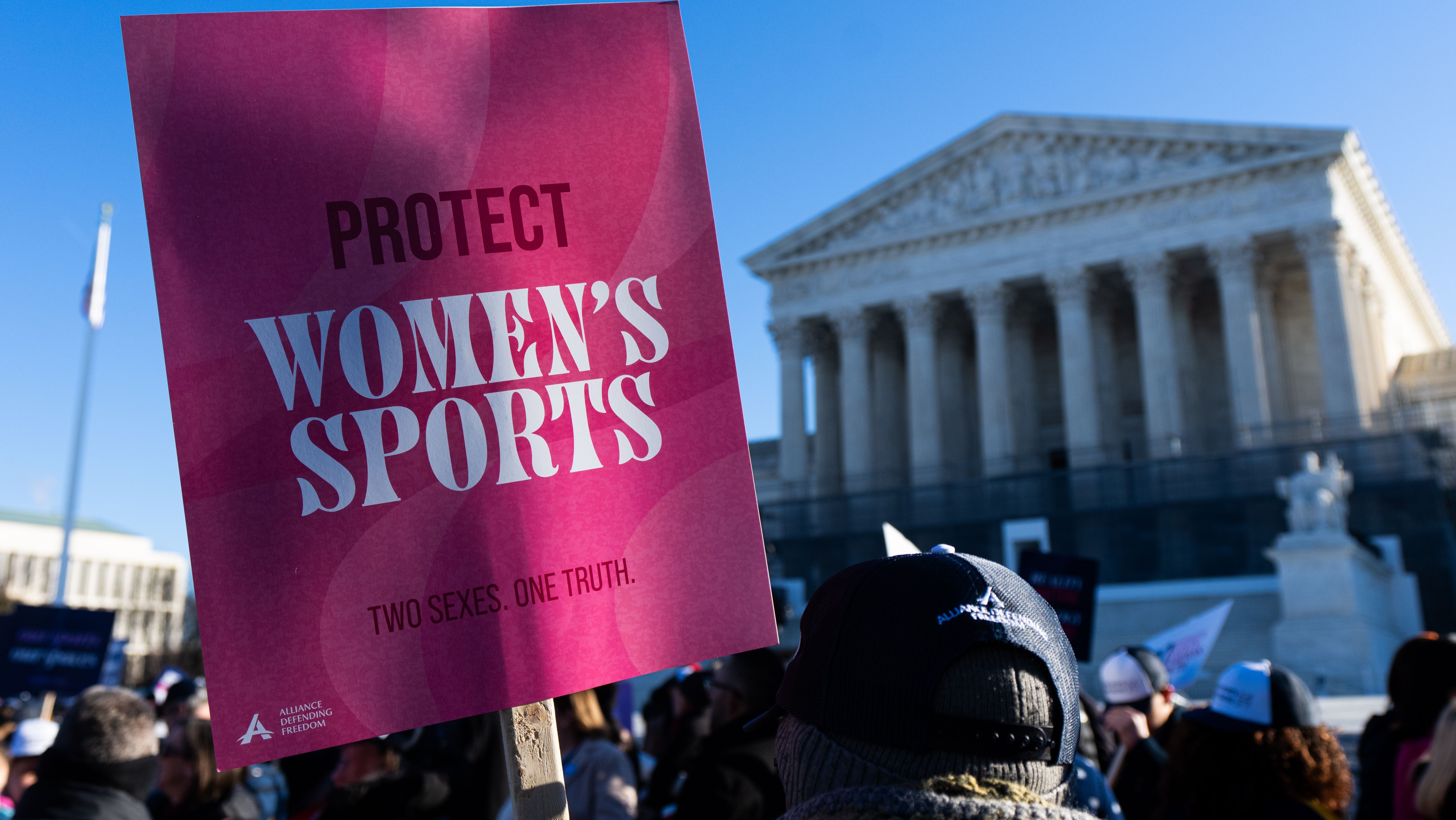 Manifestação na entrada da Suprema Corte dos EUA defende a proibição de atletas transgênero em competições femininas