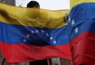 Tiros e disparos antiaéreos são relatados em Caracas; EUA negam ligação