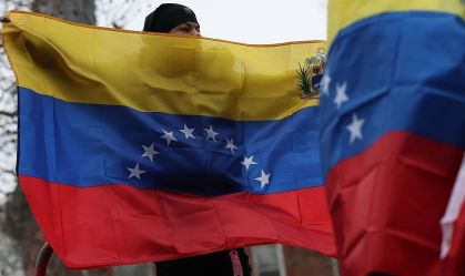 Tiros e disparos antiaéreos são relatados em Caracas; EUA negam ligação