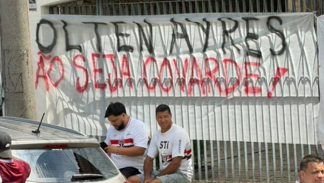 Faixa de protesto para Olten Ayres, presidente de Conselho do São Paulo • Foto: Gabriel Sá/ UOL
