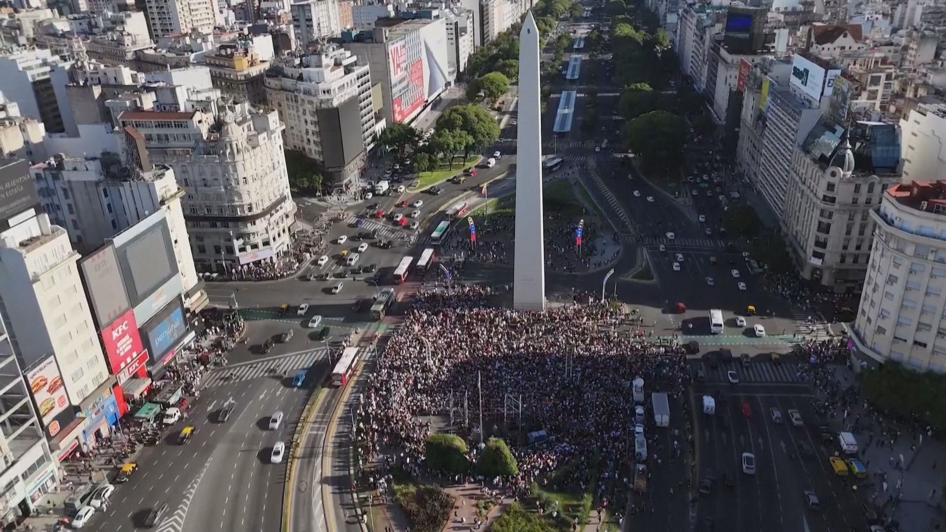 Multidão cerca Obelisco, em Buenos Aires, capital da Argentina, em comemoração à captura de Nicolás Maduro pelos Estados Unidos • REUTERS